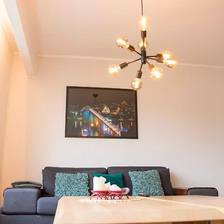 Spacious With A Great View Over * Τρόμσο