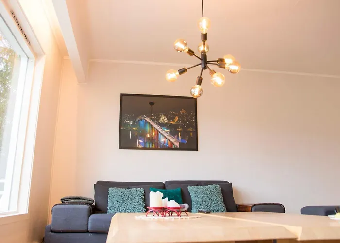 Spacious With A Great View Over * 特罗姆瑟